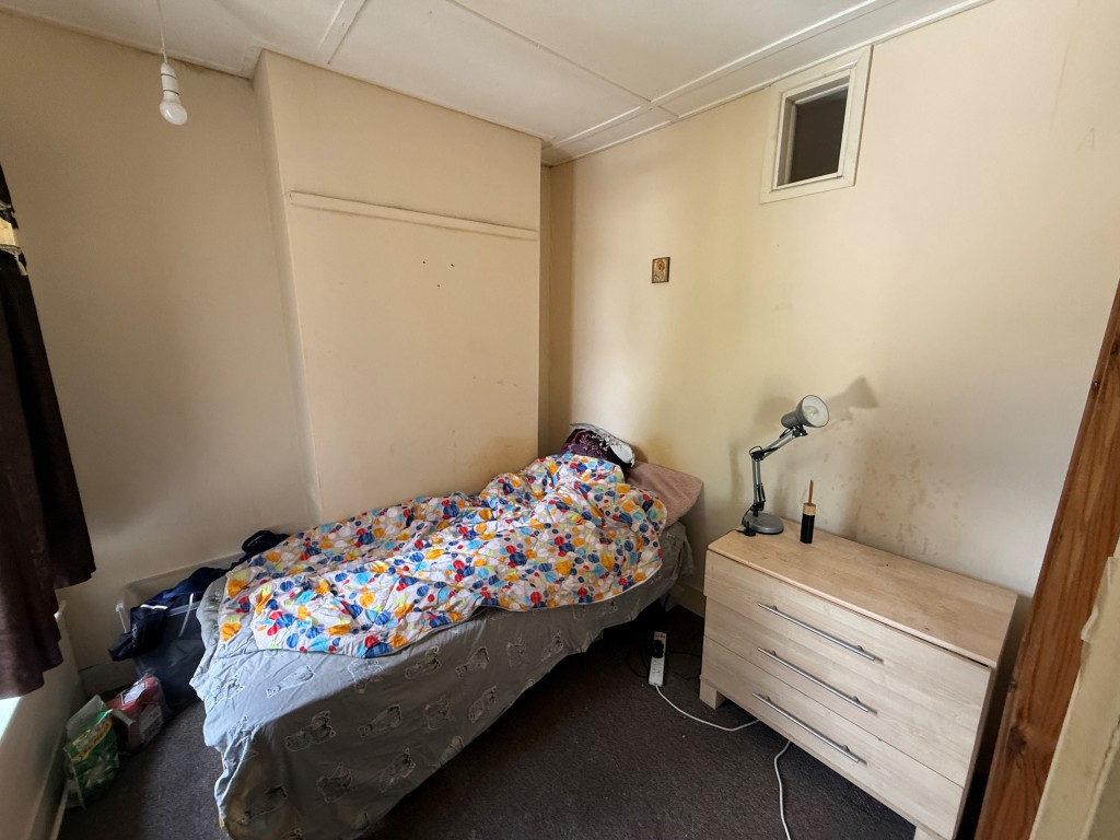 Lot: 221 - END-TERRACE HOUSE FOR REPAIR - Bedroom 2